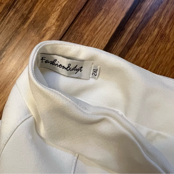 🌿2/$30🌿 Cute White Short - Picture 3 of 4